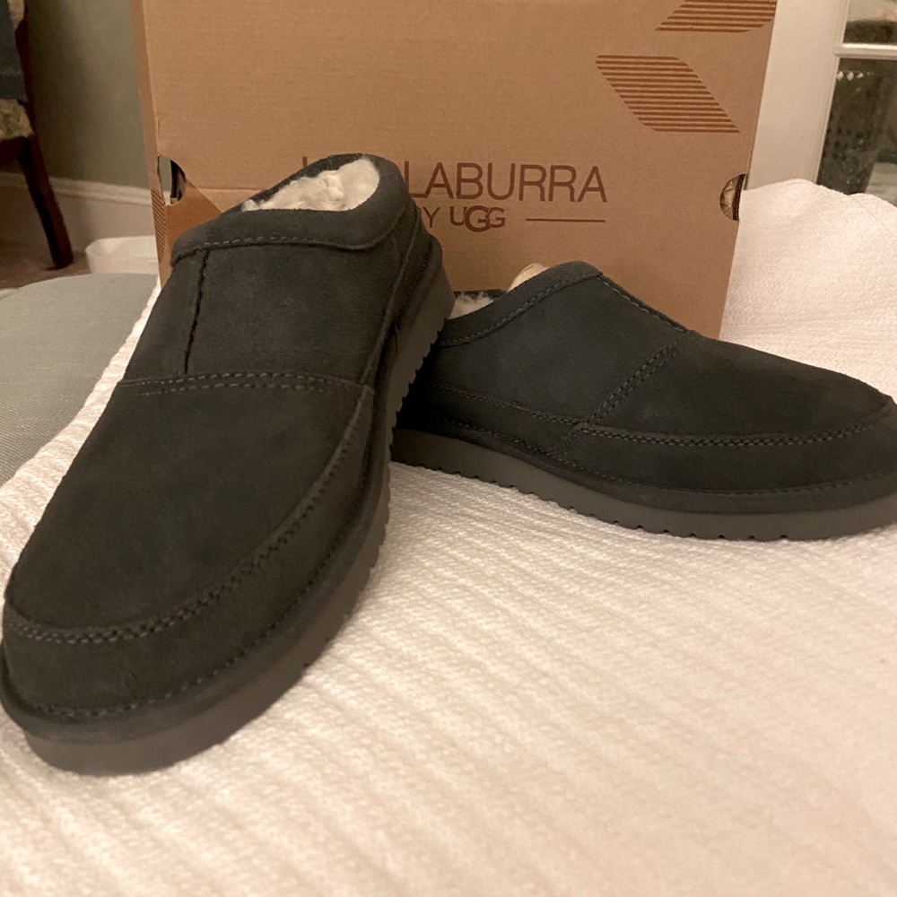 Men’s slippers size 7